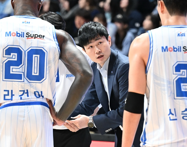 正在下达作战指示的姜赫教练。 =照片:KBL