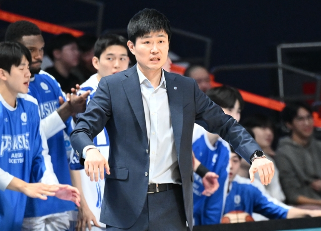 图为，正在观看1日与索诺队的比赛的主教练姜赫。 =照片:KBL