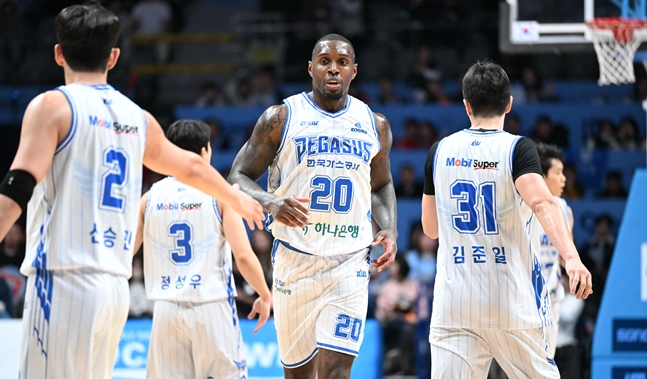 罗健儿（中）。 =照片:KBL