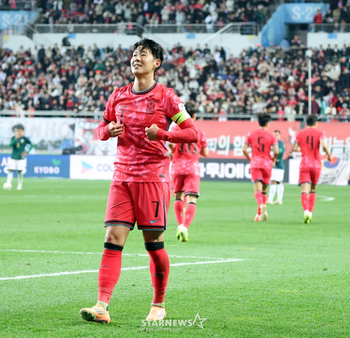 Капитан национальной сборной Сон Хын Мин празднует после того, как в ноябре прошлого года в товарищеском матче против сборной Кореи по футболу и Боливии (76-е место в рейтинге ФИФА) на стадионе Кубка мира в Тэджоне. /Фото = Старший репортер Кан Ён Чжо