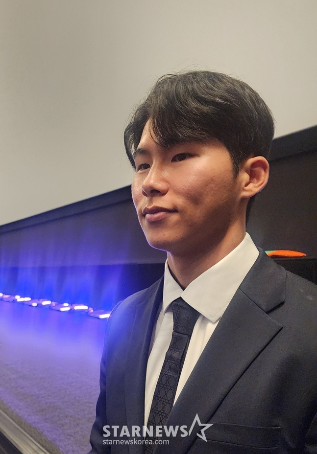 =图为，去年12月4日，某颁奖典礼结束后，金惠成接受了韩国记者的采访。