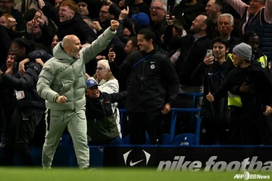 切尔西主帅恩索•马雷斯卡在2025~2026赛季英格兰足球超级联赛(EPL)对阵利物浦的比赛中进球后非常高兴。 =法新社BBNews=新闻1。