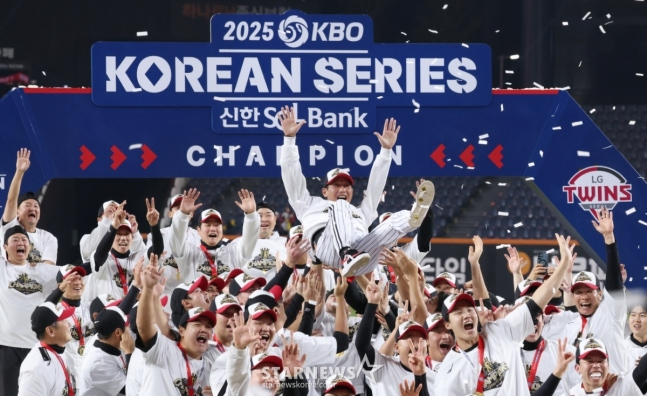 LG Twins' victory ceremony for the Korean Series in the 2025 season. /Photo = Kim Jin-kyung on standby