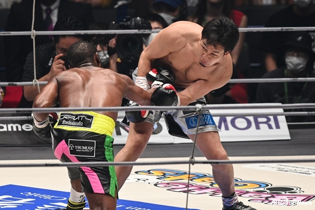Mikuru Asakura during the match against Floyd Mayweather (left). /AFPBBNews=News1