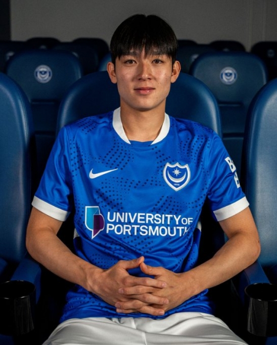Yang Min-hyuk's official photo of joining Portsmouth. /Picture =Portsmouth's official SNS farewell