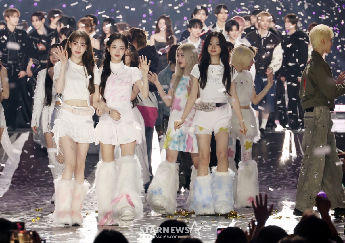 Группа Kiki приветствует своих поклонников на «10-й годовщине Азиатской премии 2025 (10-й Anniversary Asian Artist Awards 2025, «10-й годовщине АА 2025», организованной Star News на Национальном стадионе Гаосюн 6-го числа. /2025.12.24 /Фото = Ким Хви Сон hwijpg@