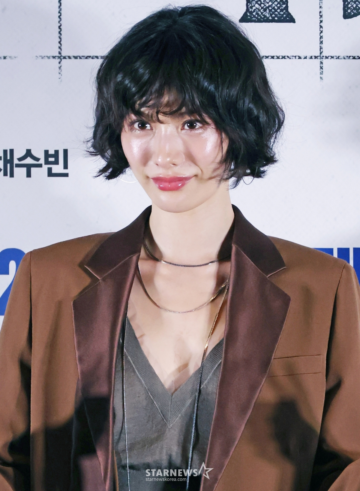 演员娜娜15日下午出席在首尔megabox coex举行的电影《全知读者视角》媒体试映会及记者见面会,并摆出造型,供记者们拍照。  在连载10年以上的小说完结的那天，小说中的世界成为现实的世界上唯一的读者"金读者"与小说的主人公"刘重赫"和同事们一起在灭亡的世界里生存的故事的幻想动作电影《全知读者视角》将于本月23日上映。 /2025.07.15 / 照片=李东勋 photoguy@