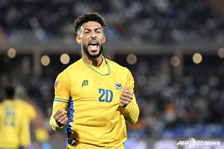 加蓬国家足球队前锋德尼·布昂加。 =法新社BBNews=新闻1。