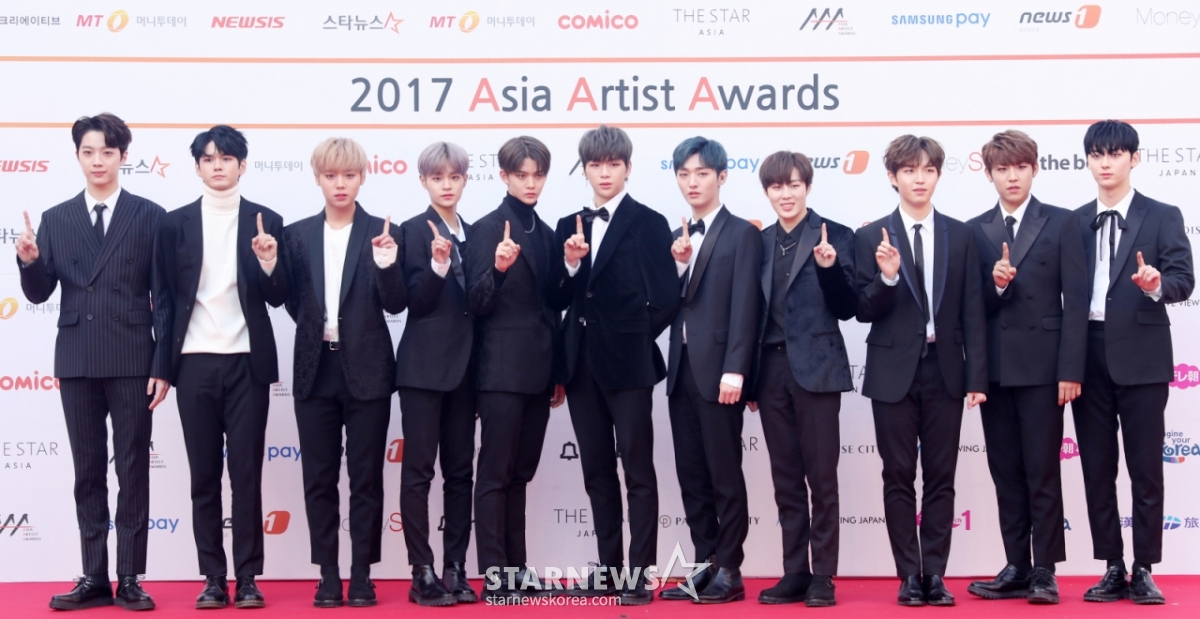 Группа Wanna One позирует на красной ковровой дорожке '2017 AAA (Asia Artist Awards), которая прошла в закрытом спортзале Джамсиль в Сонгпа-гу, Сеул, днем 15-го числа.   /Фото = Репортер Ким Хви Сон hwijpg@