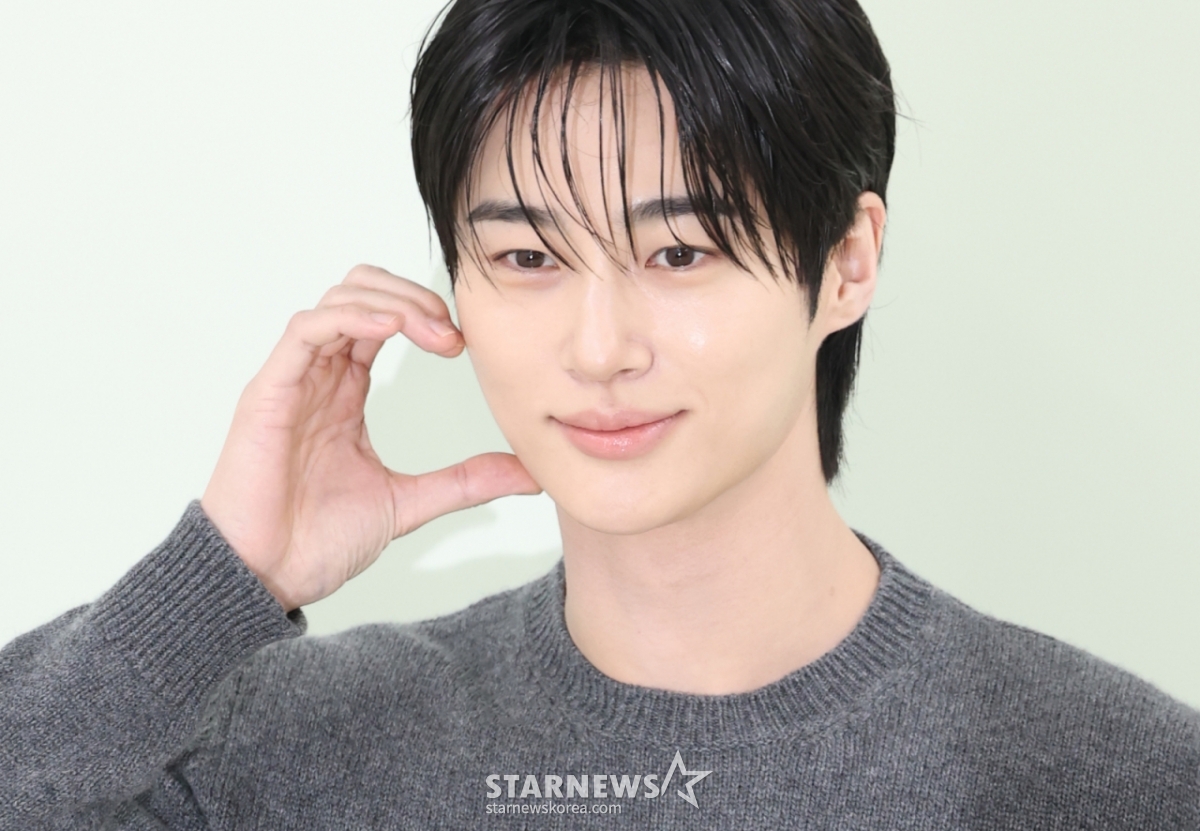 (Seoul = News1) Reporter Kwon Hyun-jin = Actor Byun Woo-seok poses at a beauty brand photo call held in Seongsu-dong, Seongdong-gu, Seoul on the afternoon of the 13th. 2025.10.13/News1 Copyright © News1. All rights reserved. Unauthorized reproduction and redistribution, prohibition of using AI learning. /Photo = (Seoul = News 1) Reporter Kwon Hyun-jin