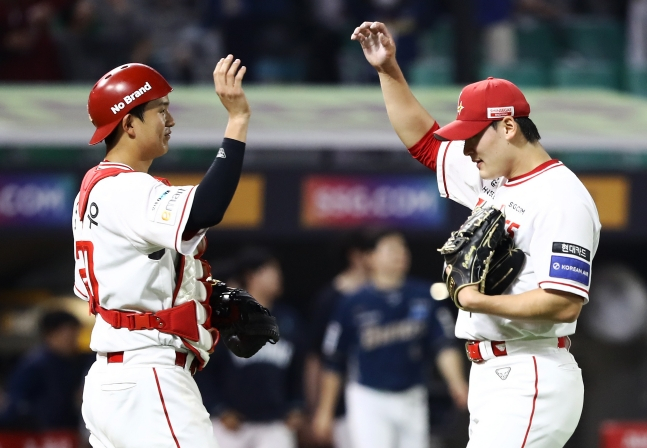 Cho Hyung-woo (left) and Cho Byung-hyun. /Photo = Courtesy of SSG Landers