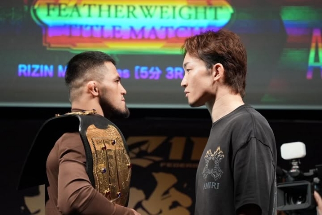 朝倉（右）が試合を控えて、計量でシェイドゥラエフと向かい合って神経戦を繰り広げている。 /写真=朝倉みくるSNS