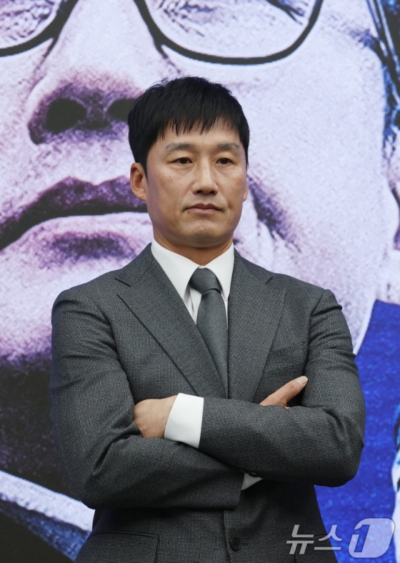 Director Lee Jung-hyo poses with his arms crossed. /Photo = News 1