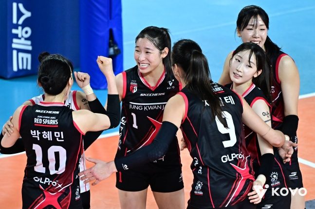 Команда спортсменов Чангхвана радуется после победы на дорожных работах в Чунму гимназии в Тэджоне 1-го числа. /Фото = Предоставлена Корейской федерацией волейбола.