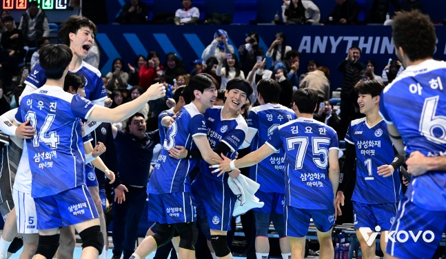 Команда Samsung Fire &amp; Marine Insurance в восторге после победы над Korean Air в Gyeyang Gymnasium в Инчхоне 1-го числа. /Фото = Предоставлена Корейской федерацией волейбола.