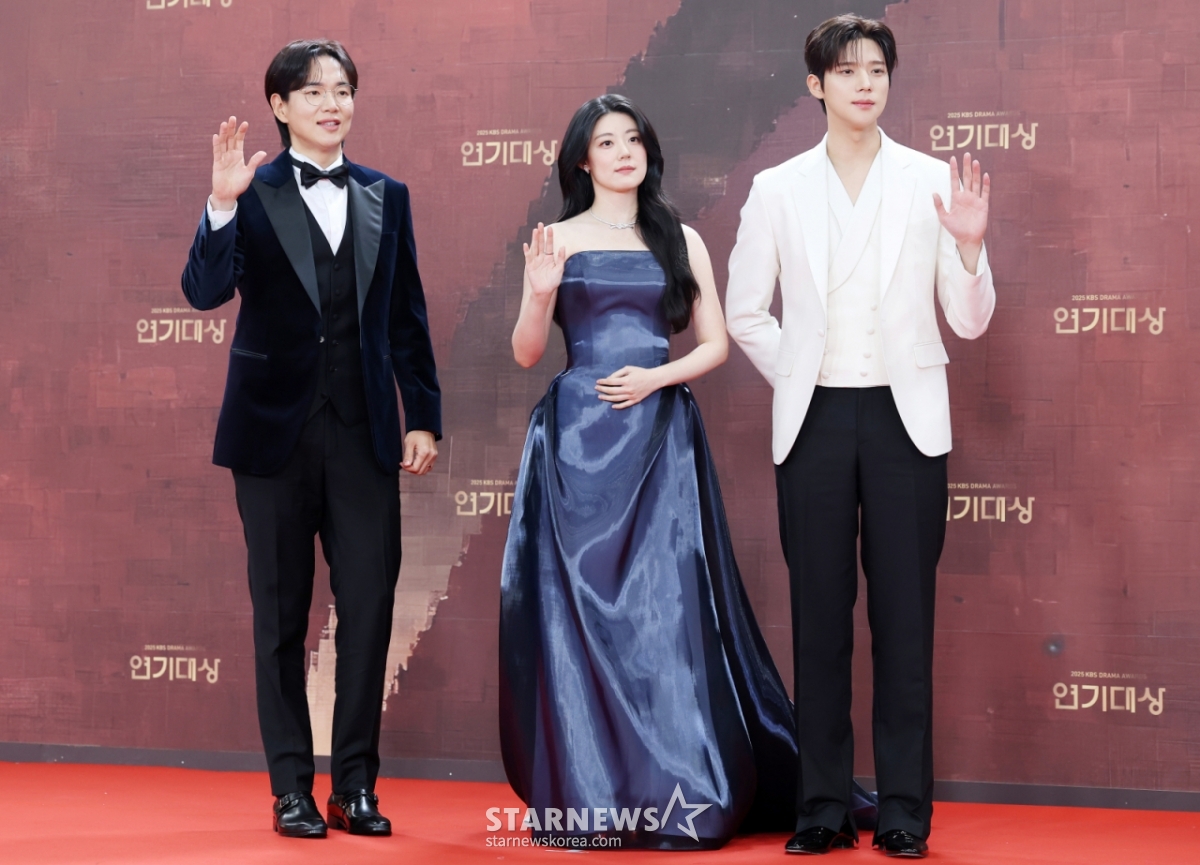 Ngày 31/3, các nghệ sĩ truyền hình Jang Sung Kyu, diễn viên Nam Ji Hyun và Moon Sang Min đang tạo dáng tại sự kiện thảm đỏ KBS Drama Awards diễn ra tại KBS Singwan Hall, Yeongdeungpo-gu, Seoul. /2025.12.31 /Ảnh = Kim Hwi Sun hwijpg@