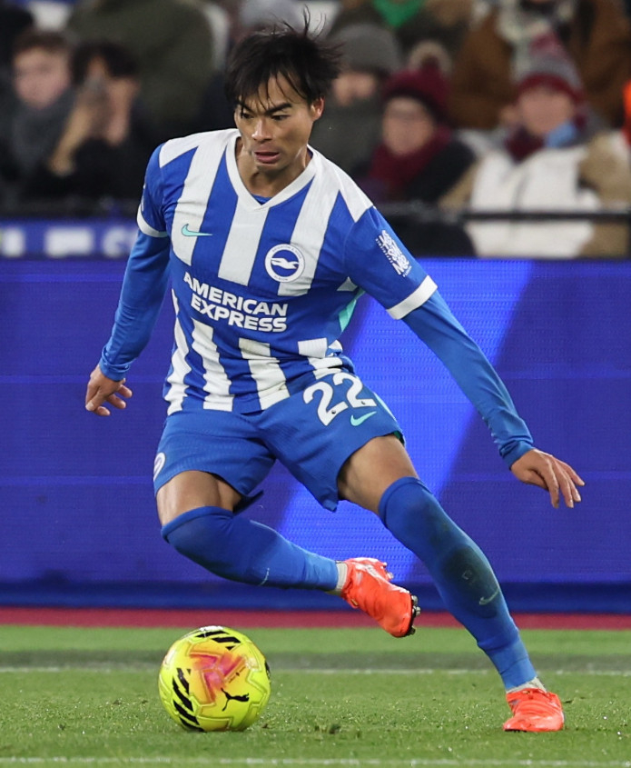 他就是布赖顿队的前锋三岛薰。 =照片=布赖顿官方SNS"歌舞伎俩"。