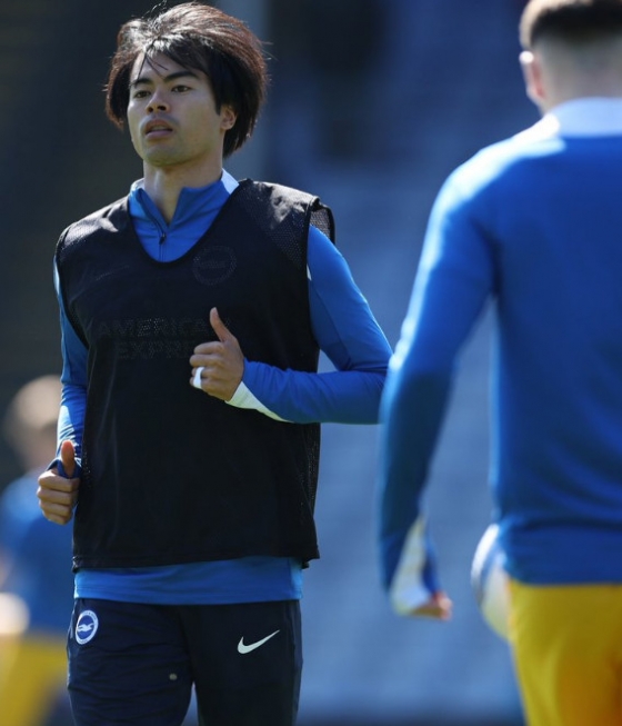 水岛薰在赛前热身。 =照片=布赖顿官方SNS收尾。