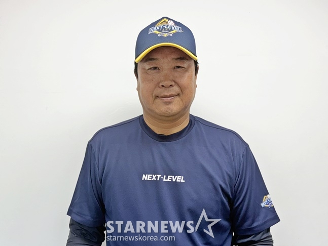 他就是蔚山威尔士新任主教练张元镇。 =照片=梁正雄。 