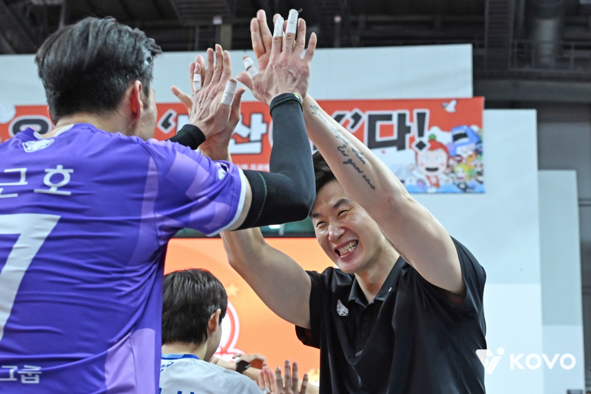 Woori Card's acting coach Park Chul-woo is delighted after making his debut win against OK Savings Bank at Kangseo Gymnasium in Busan on the 2nd. /Photo = Courtesy of the Korea Volleyball Federation