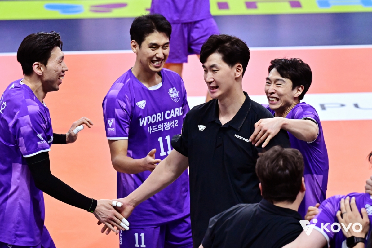 Woori Card's acting coach Park Chul-woo is being congratulated by the players after his debut win against OK Savings Bank at Busan Gangseo Gymnasium on the 2nd. /Photo = Courtesy of the Korea Volleyball Federation