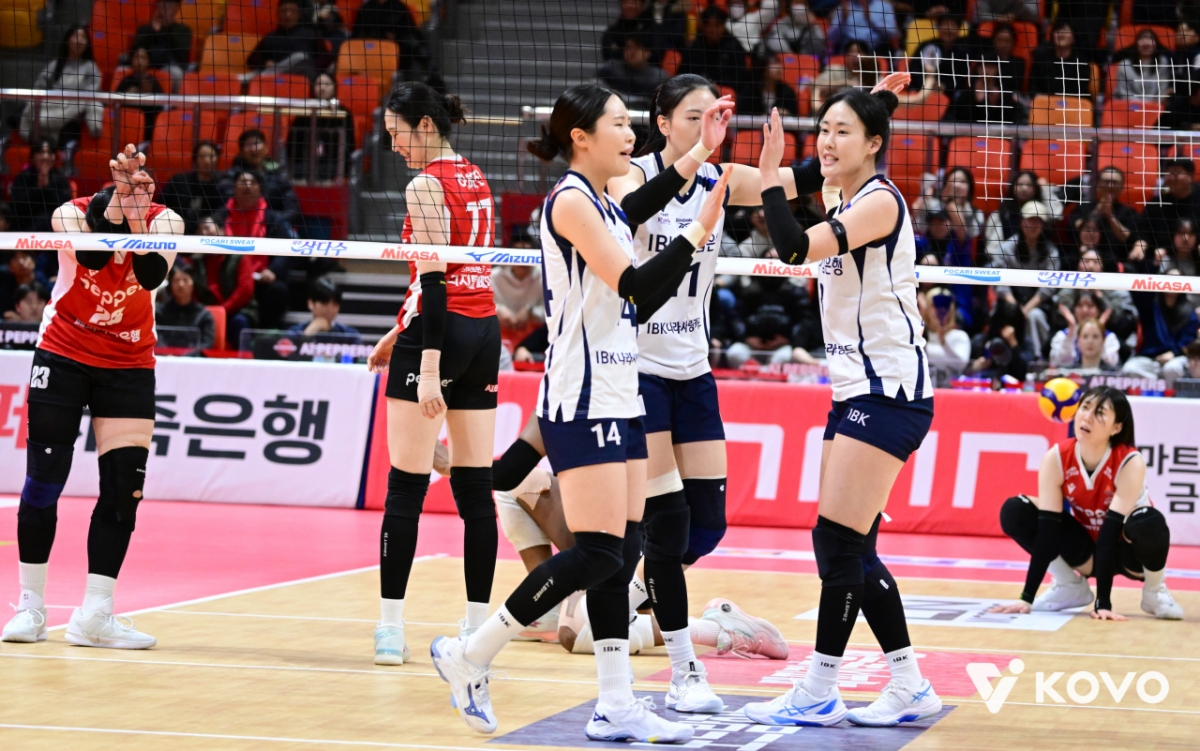 IBK Industrial Bank players and Pepper Savings Bank players with mixed feelings. /Photo = Courtesy of the Korea Volleyball Federation