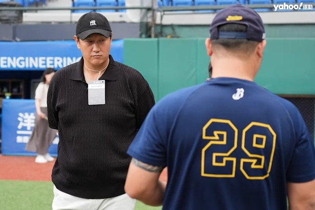Lee Dae-ho (left). /Photo =Taiwan Yahoo Sports Capture