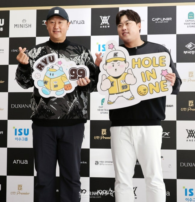 Lee Dae-ho (left) participated in the "Ryu Hyun-jin Charity Golf Tournament" on November 12 last year. /Photo = Senior Reporter Kang Young-jo