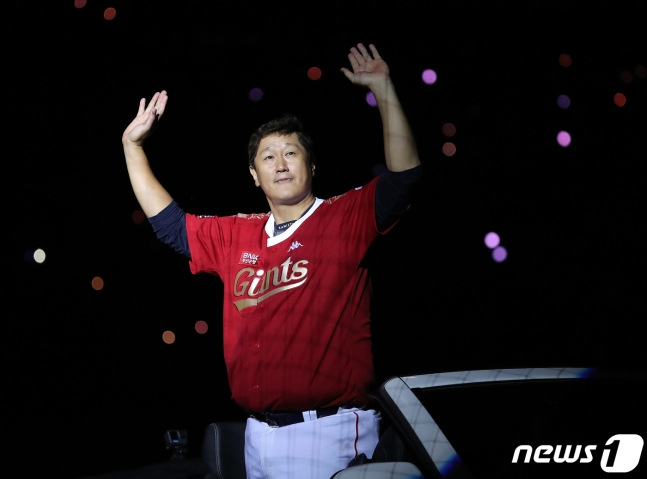 Lee Dae-ho's retirement ceremony for the Lotte Giants on October 8, 2022. /Photo = News 1