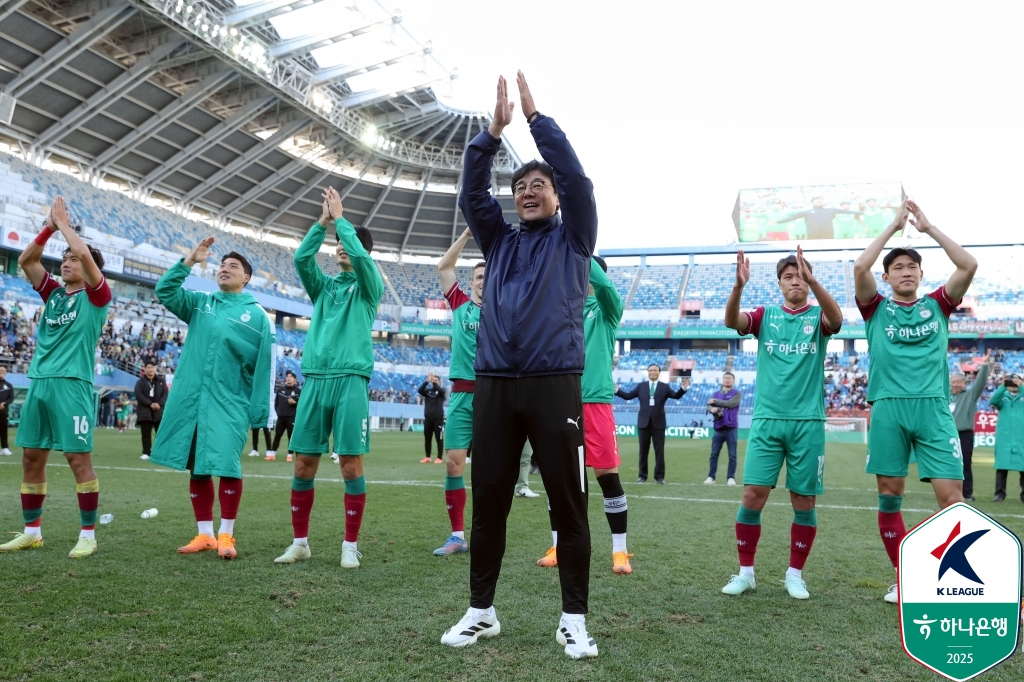Coach Hwang Sun-hong and his players, who are celebrating their victory with Daejeon Hana Citizen supporters. /Photo = Courtesy of the Korea Professional Football League