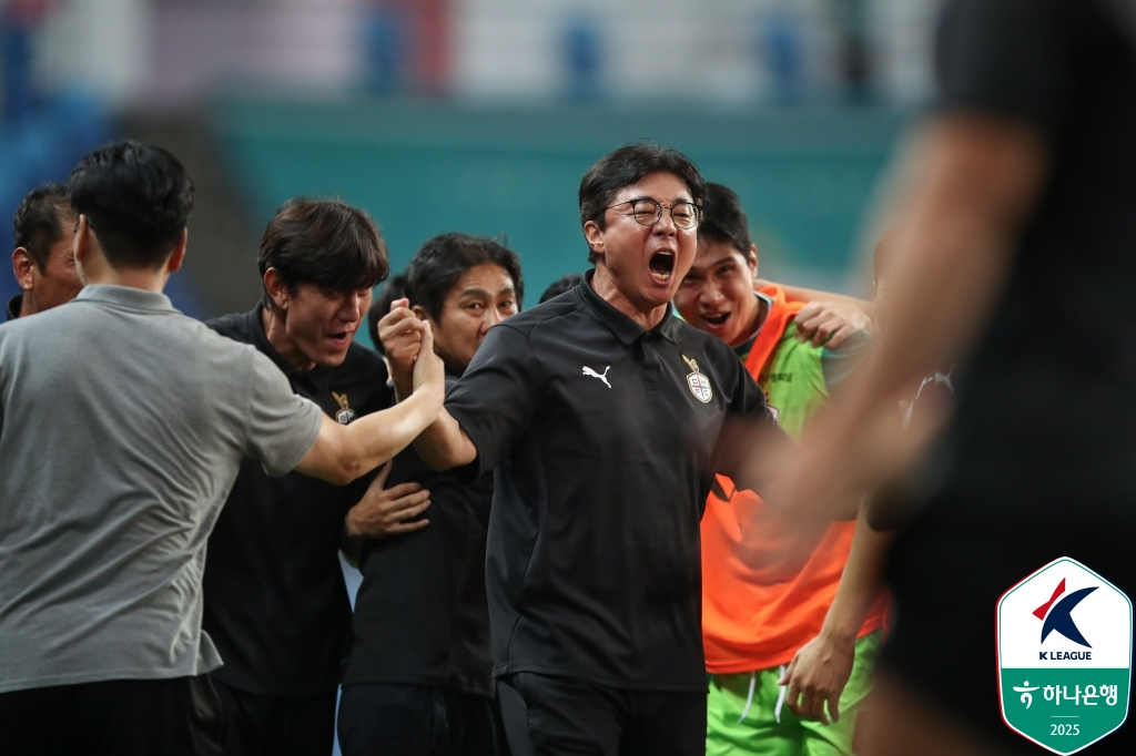 Director Hwang Sun-hong of Daejeon Hana Citizen. /Photo = Courtesy of the Korea Professional Football League