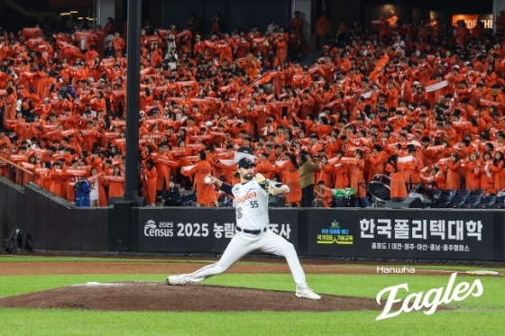 Những người hâm mộ Hanwha cổ vũ nhiệt tình với đội ném bóng Wise. /Ảnh = Hanwha Eaglex cung cấp