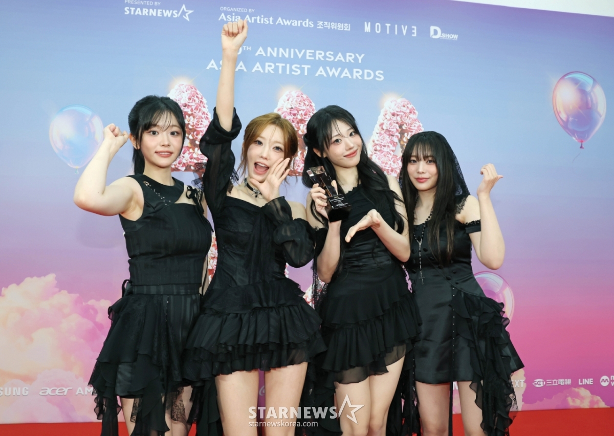 Band QWER poses after winning the Best Band Award at the "10th Anniversary Asian Artist Awards 2025" hosted by Star News at Kaohsiung National Stadium on December 6, 2025.   /2025.12.06 / Photo = Lee Dong-hoon photoguy@