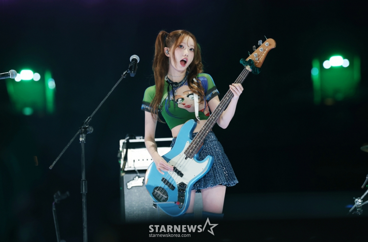 Band QWER Magenta is performing a great performance at 'ACON 2025' to commemorate the 10th Anniversary Asian Artist Awards 2025 and '10th Anniversary AAA 2025' hosted by Star News at Kaohsiung National Stadium on the 7th.   /2025.12.07 / Photo = Lee Dong-hoon photoguy@
