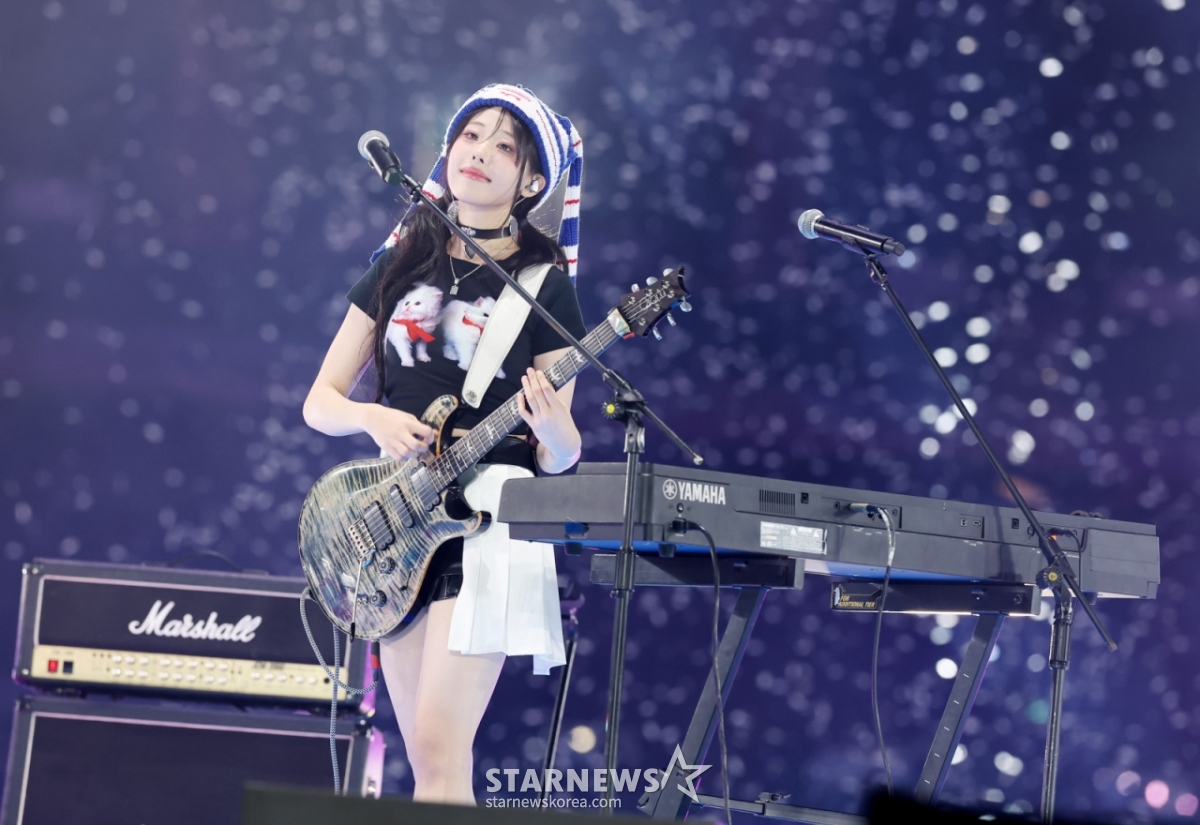Band QWER Hina is performing a great performance at 'ACON 2025' to commemorate the 10th Anniversary Asian Artist Awards 2025 and '10th Anniversary AAA 2025' hosted by Star News at Kaohsiung National Stadium on the 7th.   /2025.12.07 / Photo = Lee Dong-hoon photoguy@