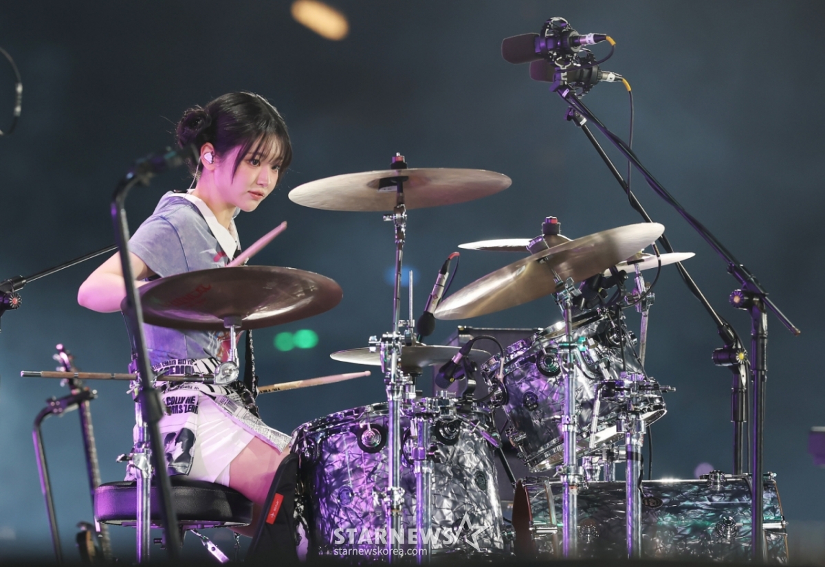 Band QWER Chodan is performing a great performance at ACON 2025 to commemorate the 10th Anniversary Asian Artist Awards 2025 (10th Anniversary Asian Artist Awards 2025, '10th Anniversary AAA 2025' hosted by Star News at Kaohsiung National Stadium on the 7th.   /2025.12.07 / Photo = Lee Dong-hoon photoguy@