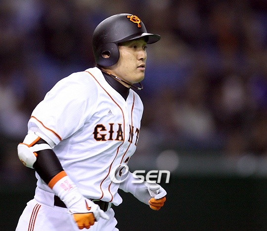 読売ジャイアンツの現役時代の李承燁（イ·スンヨプ）コーチの姿。 