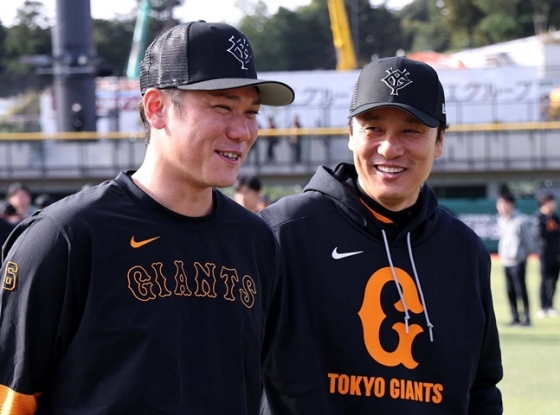 坂本勇人（左）と話をしている李承燁コーチ。 /写真=読売ジャイアンツ公式SNS