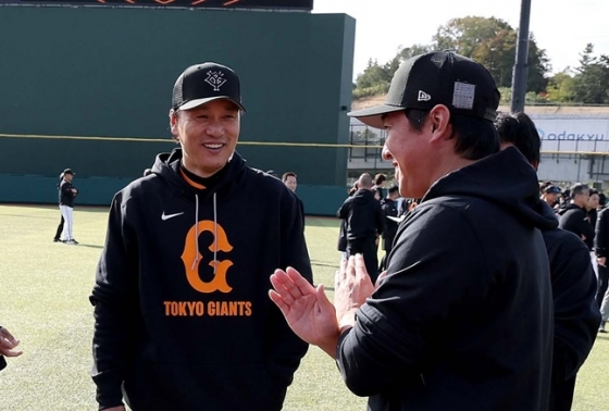 李承燁（イ·スンヨプ）コーチ（左）。 /写真=読売ジャイアンツ公式SNS
