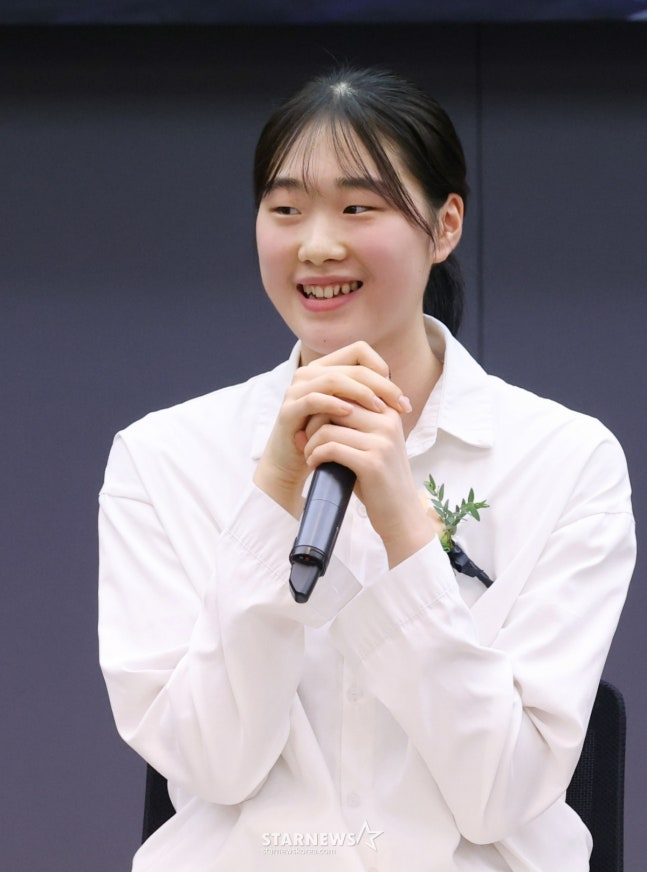 Shinhan Bank's Lee Ga-hyun is expressing her feelings after winning the Star Award in Basketball at the 2025 Futures Star Awards held in November last year. /Photo = Kim Jin-kyung on standby