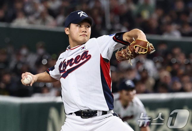 Jung Woo-joo, the starting pitcher for the warm-up match against Japan at Tokyo Dome on November 16 last year, is struggling. /Photo = News 1