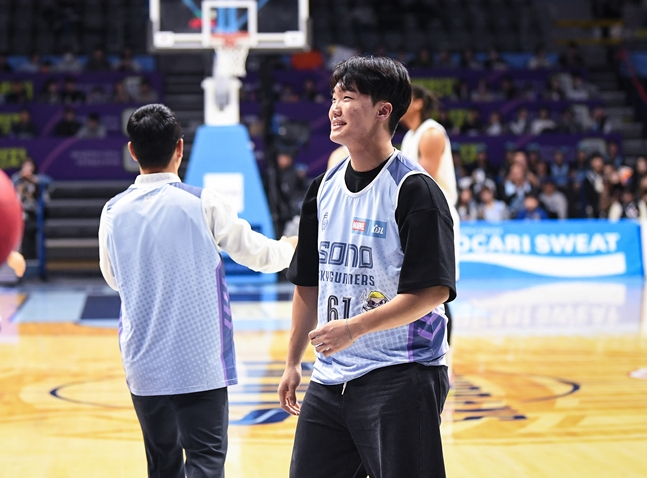 Jung Woo-joo is disappointed after three failed first pitch. /Picture = KBL