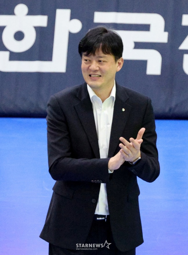 Huấn luyện viên Lee Young-taek của GS đang vỗ tay và an ủi các cầu thủ trong trận đấu giữa Hyundai Construction và GS Caltex ở hạng mục nữ 2025-2026 được tổ chức tại Nhà thi đấu Suwon vào ngày 3. /Ảnh = Phóng viên cao cấp Kang Young Jo 