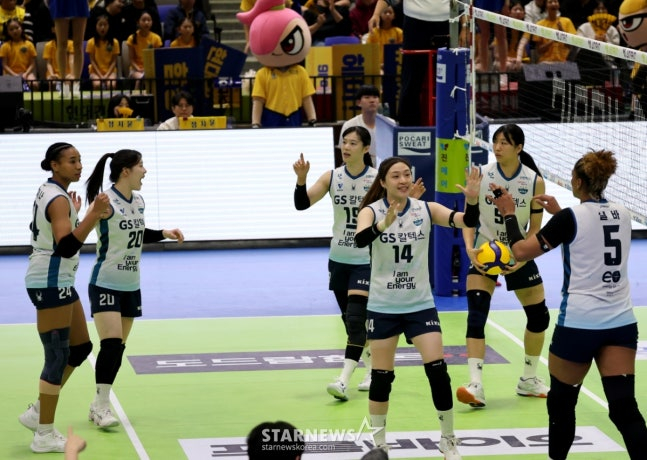 Các vận động viên GS đã tự chúc mừng mình sau khi giành chiến thắng 3-1 trong trận đấu giữa Hyundai E&amp;C và GS Caltex thuộc giải đấu V-League 2025-2026 được tổ chức tại Nhà thi đấu Suwon vào ngày 3. /Ảnh = Phóng viên cao cấp Kang Young Jo 
