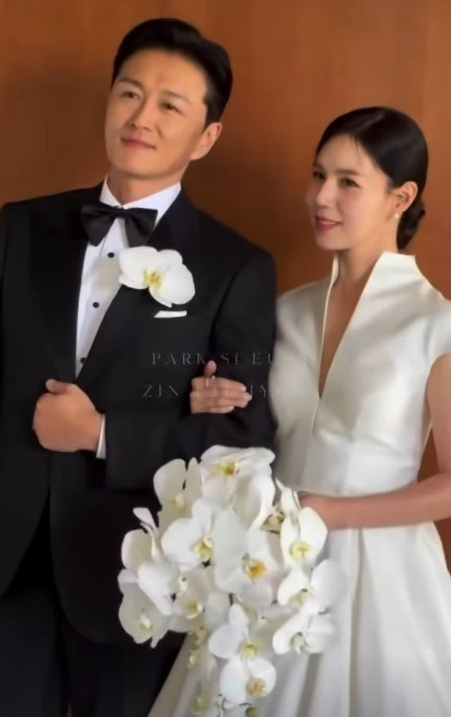 Từ trái qua phải: Jin Tae Hyun, Park Si Eun / Ảnh = Instagram của Jin Tae Hyun