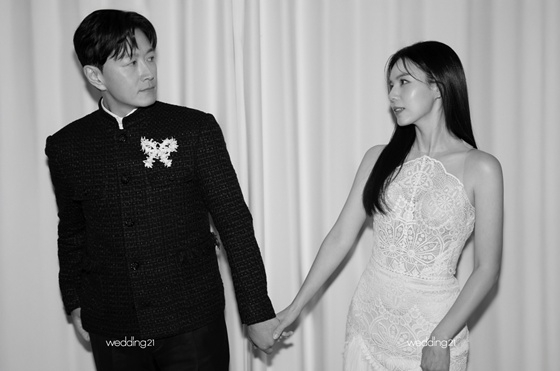 Từ bên trái là Jin Tae Hyun và Park Si Eun