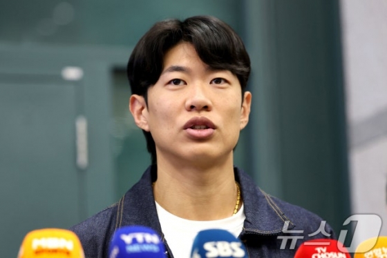 Song Sung-moon, who is interviewing reporters immediately after returning home on the 23rd. /Photo = News 1
