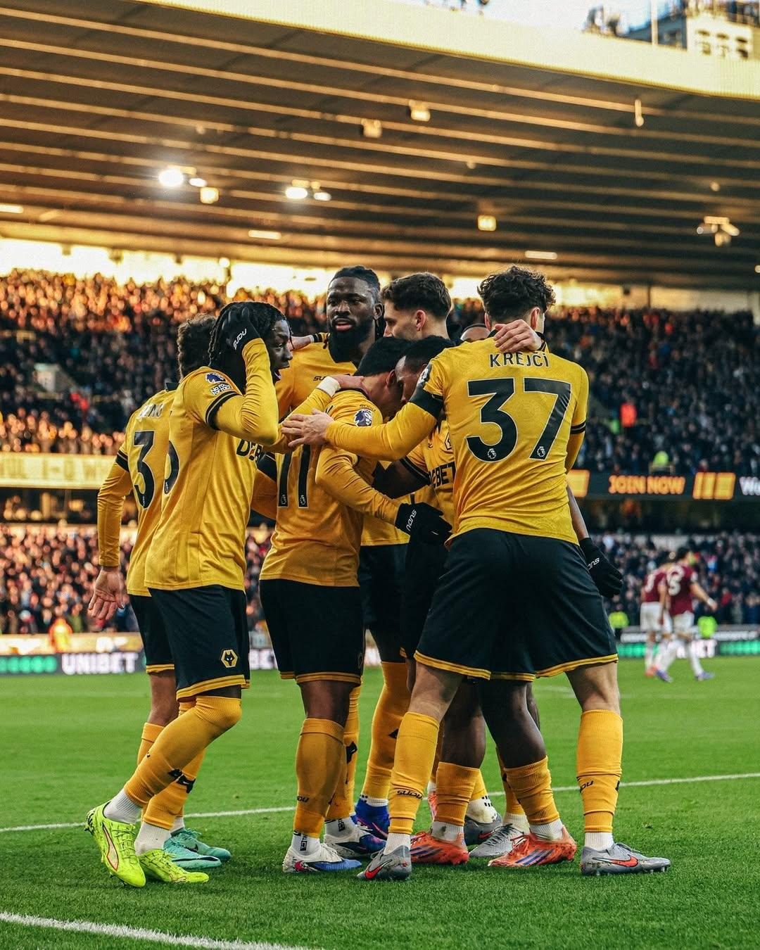 4日(韩国时间)，在英国伍尔弗汉普顿的莫利尼奥体育场举行的与西汉姆联队的2025 ~ 2026英格兰足球超级联赛(EPL)第20轮主场比赛中进球后，黄喜灿正在接受队友们的祝贺。 =照片=伍尔弗汉普顿SNS截图。