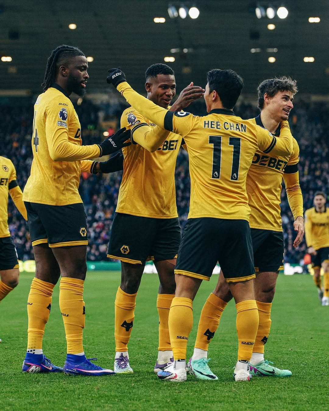 4日(韩国时间)，在英国伍尔弗汉普顿的莫利尼奥体育场举行的与西汉姆联队的2025~2026英格兰足球超级联赛(EPL)第20轮主场比赛中，黄喜灿正在与队友们分享喜悦。 =照片=伍尔弗汉普顿SNS截图。