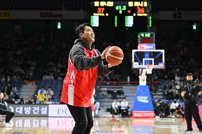 Jeon Jun-woo is trying to shoot. /Photo = Courtesy of WKBL 